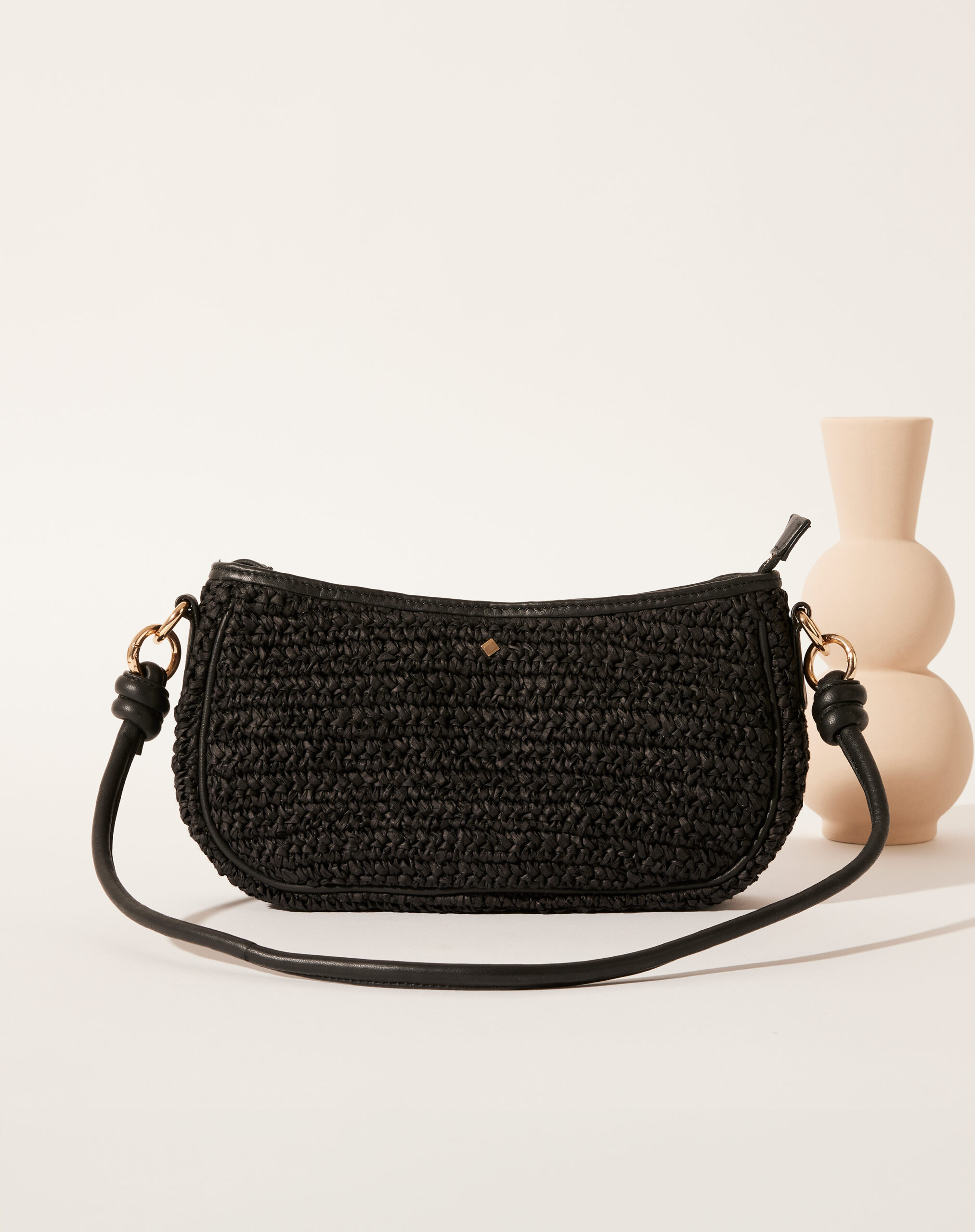 PA-Maradji-sac-bandoulière-scarlett-raphia-noir-2